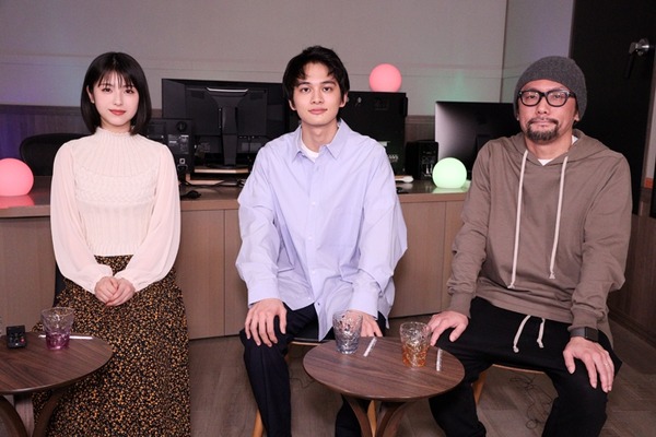 写真左から、浜辺美波、北村匠海、伊藤智彦（C）2019「HELLO WORLD」製作委員会