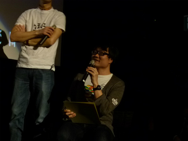 キャラクターデザインの斎藤将嗣は会場プレゼントの色紙を描きながらトークに参加