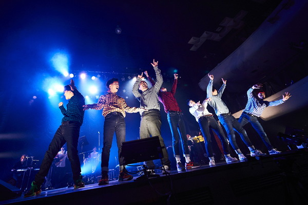 「THE REAL AKIBA BOYZ ONEMAN LIVE-SUPER FRESH BAND LIVE-」ステージの様子　写真/AYATO.