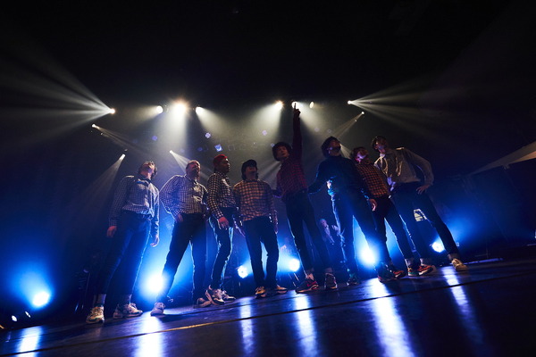 「THE REAL AKIBA BOYZ ONEMAN LIVE-SUPER FRESH BAND LIVE-」ステージの様子　写真/AYATO.