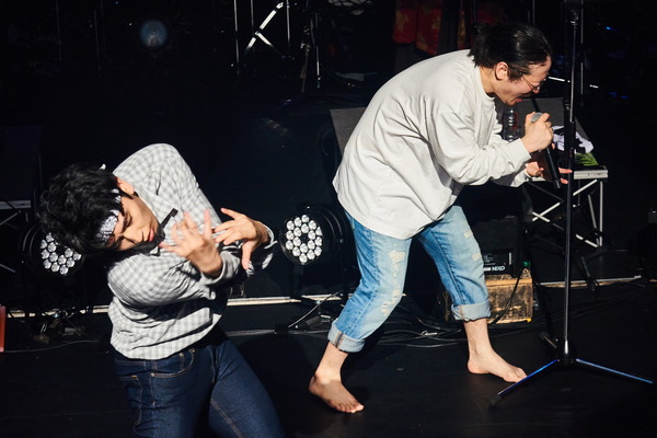 「THE REAL AKIBA BOYZ ONEMAN LIVE-SUPER FRESH BAND LIVE-」ステージの様子　写真/うがい かな