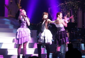 2011年11月25日、東京ドームシティホール「“After Eden”Special LIVE 2011」から。活動の場を次々に広げている。