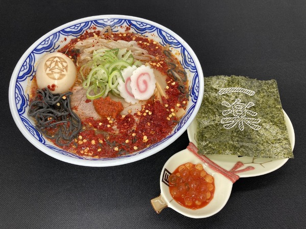 「兄弟の黒炎“天照×加具土命”地獄爆辛らーめん」1,500円(税込)（C）岸本斉史 スコット／集英社・テレビ東京・ぴえろ