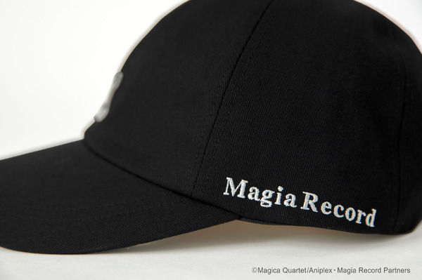 「マギアレコード 魔法少女まどか☆マギカ外伝 × CA4LA 小さなキュゥべえCAP」8250円（税込）（C）Magica Quartet/Aniplex・Magia Record Partners