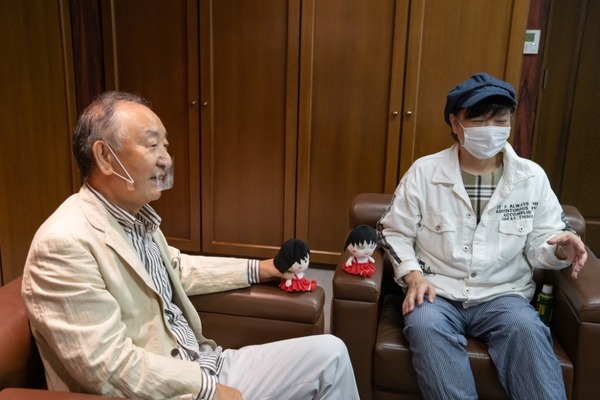 「ちびまる子ちゃん」新旧ナレーター対談！ 交代劇の舞台裏、ベテランふたりが語る“ナレーション”の極意とは？（C）さくらプロダクション／日本アニメーション