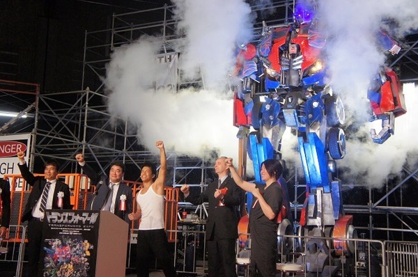 横浜に高さ7mオプティマスプライム、6mバンブルビー到着　トランスフォーマー博スタート