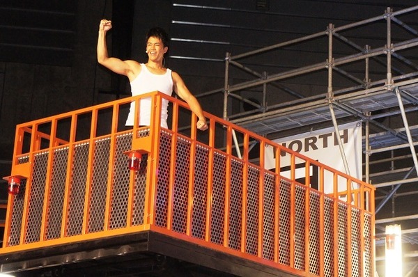 横浜に高さ7mオプティマスプライム、6mバンブルビー到着　トランスフォーマー博スタート