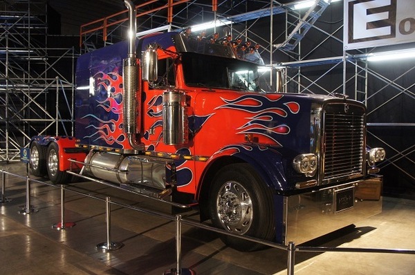 横浜に高さ7mオプティマスプライム、6mバンブルビー到着　トランスフォーマー博スタート