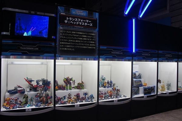 横浜に高さ7mオプティマスプライム、6mバンブルビー到着　トランスフォーマー博スタート