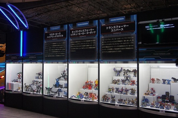 横浜に高さ7mオプティマスプライム、6mバンブルビー到着　トランスフォーマー博スタート