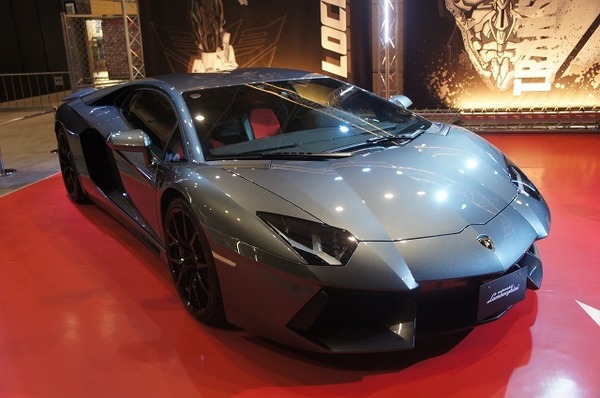 横浜に高さ7mオプティマスプライム、6mバンブルビー到着　トランスフォーマー博スタート