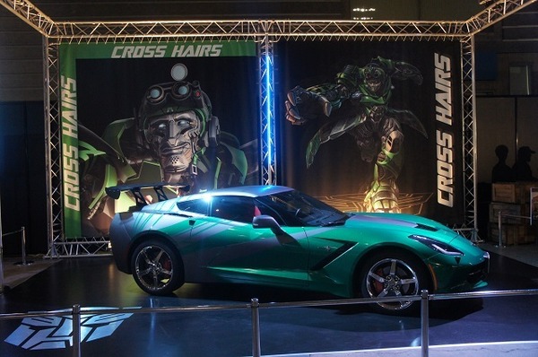 横浜に高さ7mオプティマスプライム、6mバンブルビー到着　トランスフォーマー博スタート