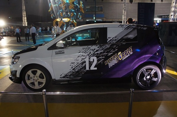 横浜に高さ7mオプティマスプライム、6mバンブルビー到着　トランスフォーマー博スタート