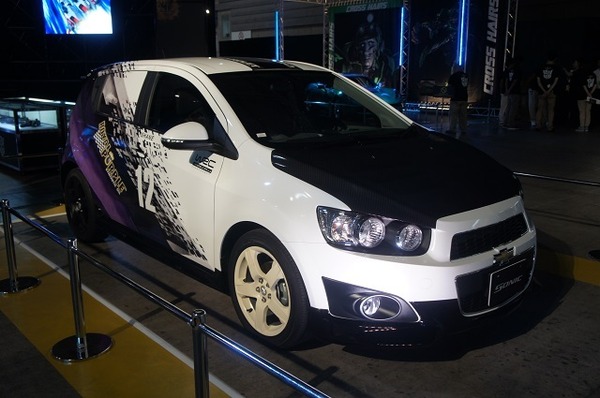 横浜に高さ7mオプティマスプライム、6mバンブルビー到着　トランスフォーマー博スタート