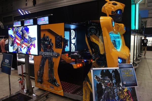 横浜に高さ7mオプティマスプライム、6mバンブルビー到着　トランスフォーマー博スタート