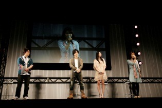 ステージイベントに臨んだキャスト陣。左より白石稔、福山潤、斎藤千和、茅原実里。