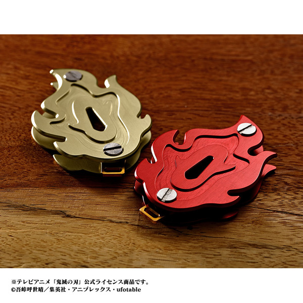 「鬼滅の刃 KeyItem 煉獄杏寿郎 紅色／金色」各6,300円（税込）（C）吾峠呼世晴／集英社・アニプレックス・ufotable