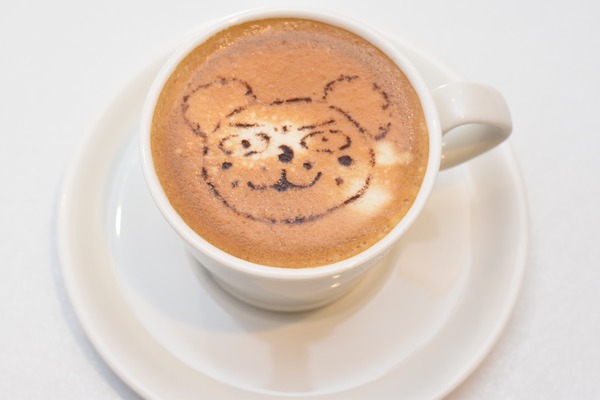 MGカフェコラボメニュー「ダディベア・ラテ」990円（税込）『ちはやふる展』（Ｃ）末次由紀／講談社