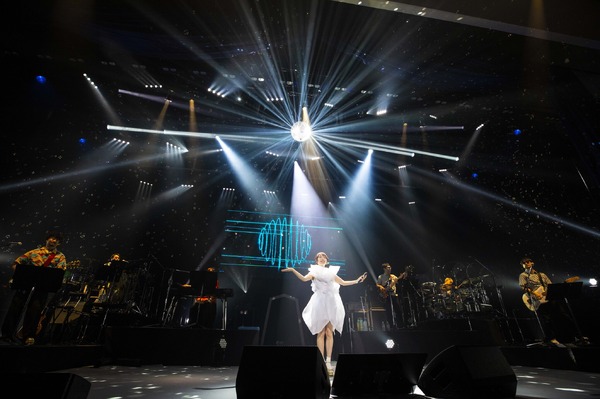 「HANAZAWA KANA Live 2022 “Pokerface” supported by 明治」写真：KOBA