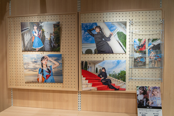 中国ロリータ・ファッションを題材にした乃木氏の初写真展の様子