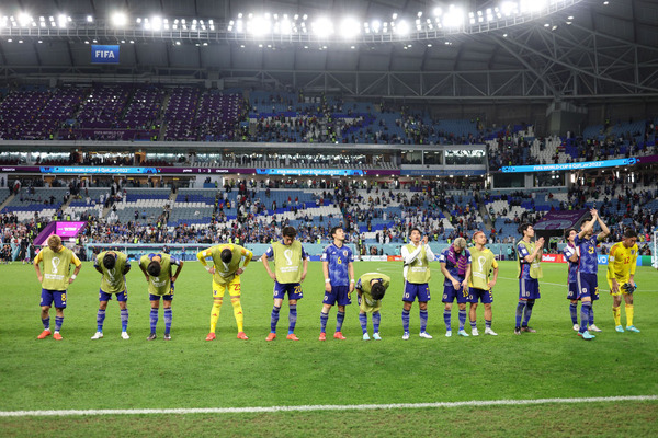 Japan v Croatia: Round of 16 - FIFA World Cup Qatar 2022AL WAKRAH, QATAR - DECEMBER 05: Japan players applaud fans after losing the penalty shoot out during the FIFA World Cup Qatar 2022 Round of 16 match between Japan and Croatia at Al Janoub Stadium on December 05, 2022 in Al Wakrah, Qatar. (Photo by Richard Heathcote/Getty Images)