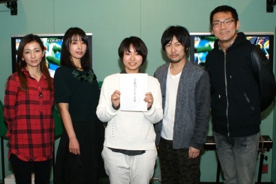 左から、宮島依里さん（月城ヒリュウ役）、水沢史絵さん（大空マイ役）、三瓶由布子さん（大桃タロウ役）、吉野裕行さん（大地カケル役）、三宅健太さん（オニガッシュマー大王役）