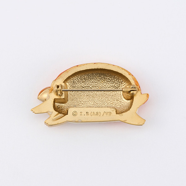 「吸血鬼すぐ死ぬ　ブローチ　ジョン」5,500円（税込）（C）盆ノ木至（秋田書店）／製作委員会すぐ死ぬ