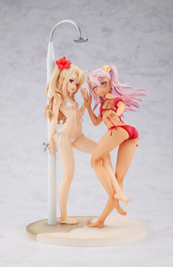 「『Fate/Kaleid liner プリズマ☆イリヤ ツヴァイ ヘルツ！』イリヤスフィール・フォン・アインツベルン ビキニver.」「『Fate/Kaleid liner プリズマ☆イリヤ ツヴァイ ヘルツ！』クロエ・フォン・アインツベルン」各22,000円（税込）（C）2015 ひろやまひろし・TYPE－MOON／KADOKAWA／「プリズマ☆イリヤ ツヴァイヘルツ！」製作委員会