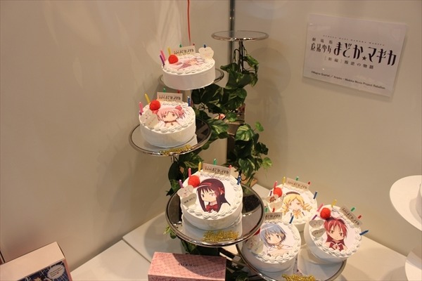 「まどマギ」も「〈物語〉」シリーズも、みんなケーキになったAnimeJapan 2015のあにしゅがブース