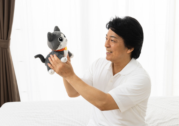 「ねこに転生したおじさん プンちゃん 等身大ぬいぐるみ」3,300円（税込／送料別）（C）やじま