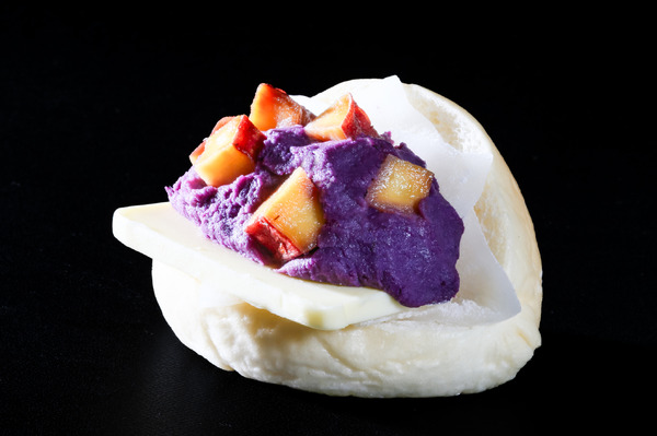 「まちじゅうエヴァグルメフェア」紫芋を混ぜ込んだ初号機クムクムサンド（C）カラー