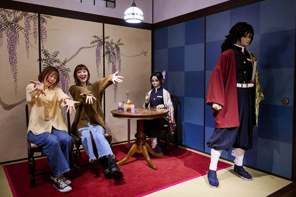 「藤の花の食事処」冨岡義勇と胡蝶しのぶのクロノイド（C）吾峠呼世晴／集英社・アニプレックス・ufotable TM & （C） Universal Studios. All rights reserved.