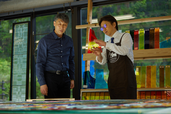 「大阪駅西側地区アートプロジェクト（仮称）」荒木飛呂彦の筆入れの様子