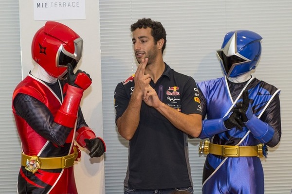 ダニエル・リカルドとダニール・クビアトが手裏剣戦隊ニンニンジャーと対面