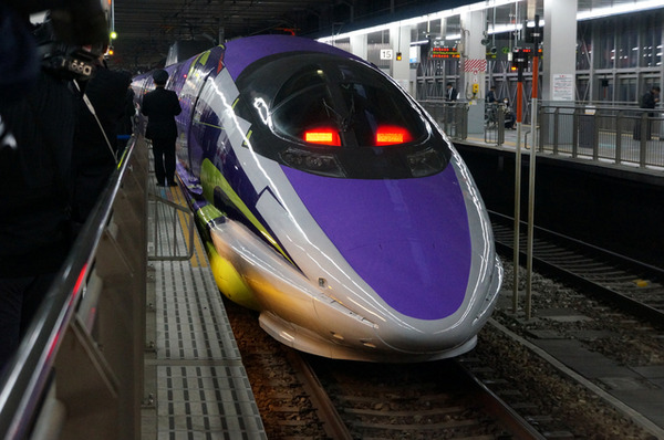 こだま新幹線「500 TYPE EVA」。博多―新大阪間を運行する。