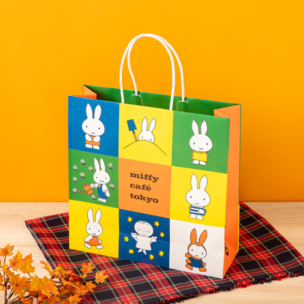 「miffy café tokyo」ショッパー Illustrations Dick Bruna（C）copyright Mercis bv,1953-2025　www.miffy.com