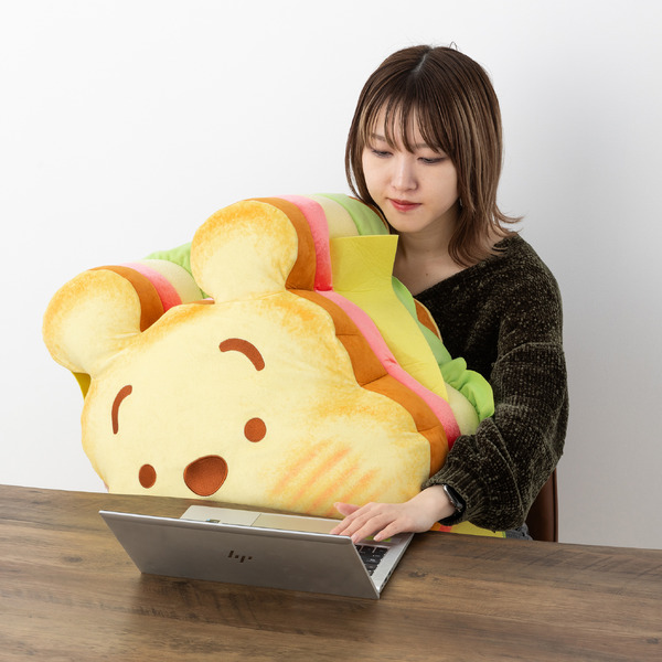 「ディズニーキャラクターNuiパンすごく大きなサンドウィッチクッション プー」使用例（C）Disney. Based on the “Winnie the Pooh”works by A.A.Milne and E.H. Shepard.