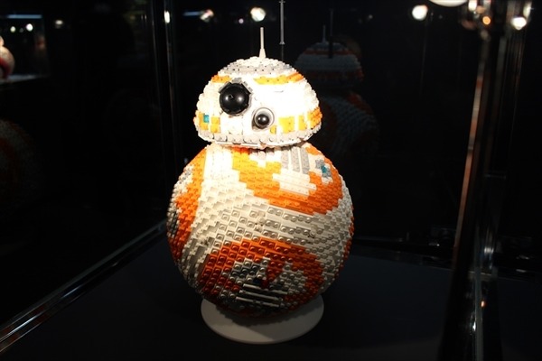 「スター・ウォーズの世界」　等身大BB-8も、個性あふれるプロジェクトが並ぶ展覧会