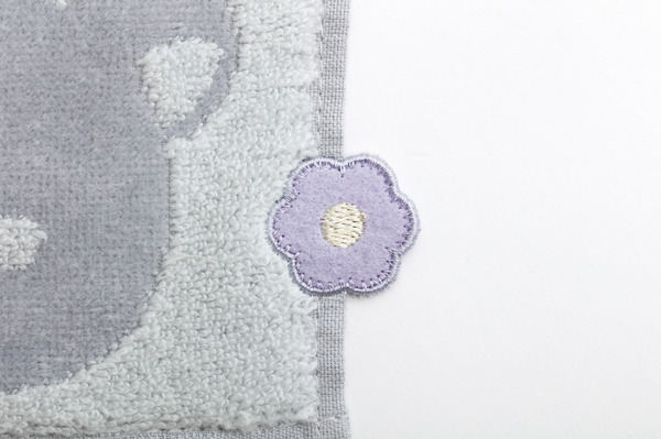 「リラックマ『BASIC RILAKKUMA Flower』ミニタオル リラックマ」お花のアップリケ付き（C）2025 SAN-X CO., LTD. ALL RIGHTS RESERVED.