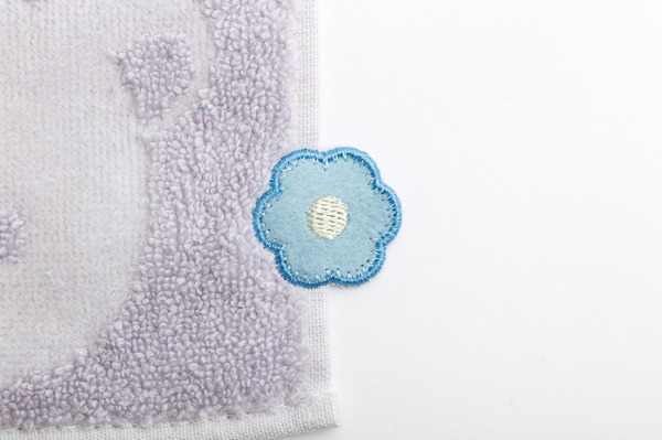 「リラックマ『BASIC RILAKKUMA Flower』ミニタオル コリラックマ」お花のアップリケ付き（C）2025 SAN-X CO., LTD. ALL RIGHTS RESERVED.