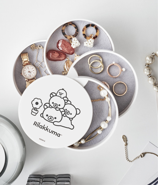 「リラックマ『BASIC RILAKKUMA Flower』アクセサリートレイ」使用例（C）2025 SAN-X CO., LTD. ALL RIGHTS RESERVED.