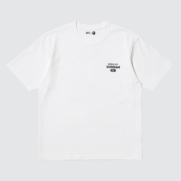 機動戦士ガンダム 45周年 UT/リラックスフィット。背面はメカニカルデザイナー大河原邦男氏がUTのために描いた特別アート（C）創通・サンライズ