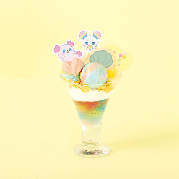 「ぷちきゅあはじめてかふぇ」のコラボデザートメニュー「くるるんとふわの マーブルゼリーパフェ」（C）ぷちきゅあぱーとなーず