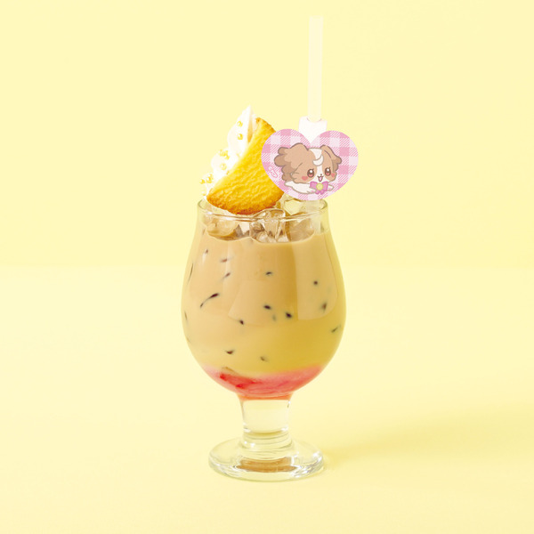 「ぷちきゅあはじめてかふぇ」のコラボドリンク「こむぎのさくらラテ」（C）ぷちきゅあぱーとなーず