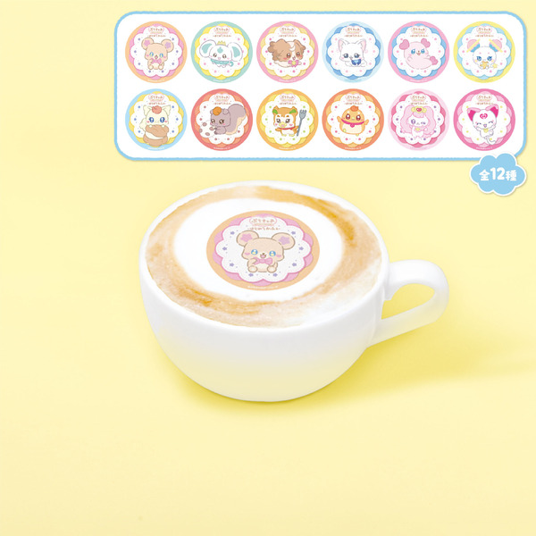 「ぷちきゅあはじめてかふぇ」のコラボドリンク「ぷちきゅあ ホットラテ」絵柄はランダム（C）ぷちきゅあぱーとなーず