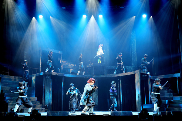 『舞台「鬼滅の刃」其ノ伍 襲撃 刀鍛冶の里』舞台写真（C）吾峠呼世晴／集英社（C）舞台「鬼滅の刃」製作委員会