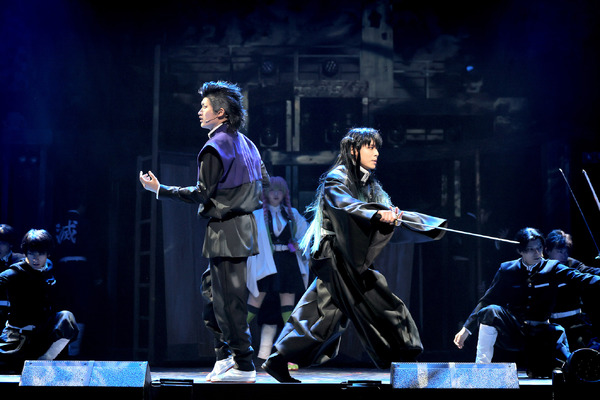 『舞台「鬼滅の刃」其ノ伍 襲撃 刀鍛冶の里』舞台写真（C）吾峠呼世晴／集英社（C）舞台「鬼滅の刃」製作委員会