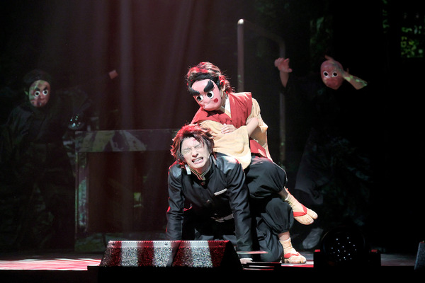 『舞台「鬼滅の刃」其ノ伍 襲撃 刀鍛冶の里』舞台写真（C）吾峠呼世晴／集英社（C）舞台「鬼滅の刃」製作委員会