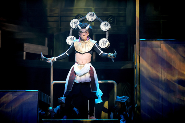 『舞台「鬼滅の刃」其ノ伍 襲撃 刀鍛冶の里』舞台写真（C）吾峠呼世晴／集英社（C）舞台「鬼滅の刃」製作委員会