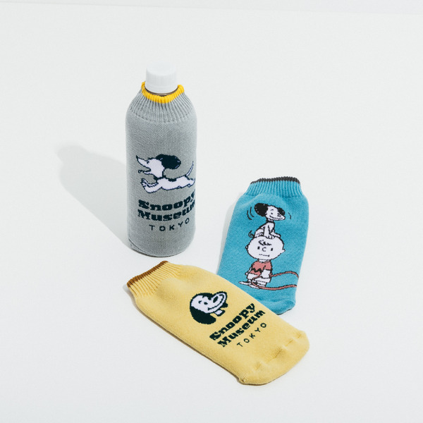 スヌーピーミュージアムのミュージアムショップグッズ「ニットボトルカバー」（C）2025 Peanuts Worldwide LLC